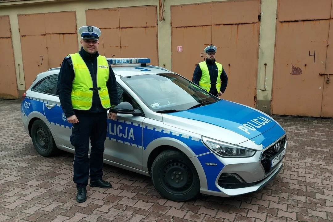 Dziecko potrzebowało natychmiastowej pomocy. Do szpitala w Bełchatowie było daleko...  - Zdjęcie główne