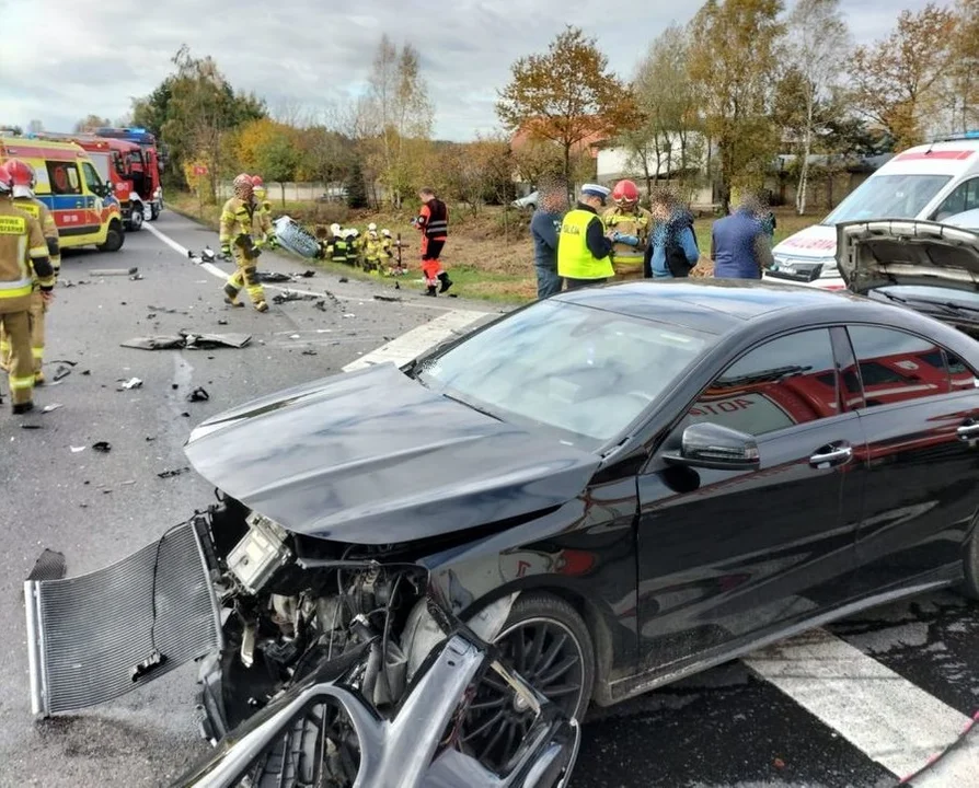 Kierowca i pasażer ranni w wypadku. Policja podaje nowe informacje [FOTO] - Zdjęcie główne