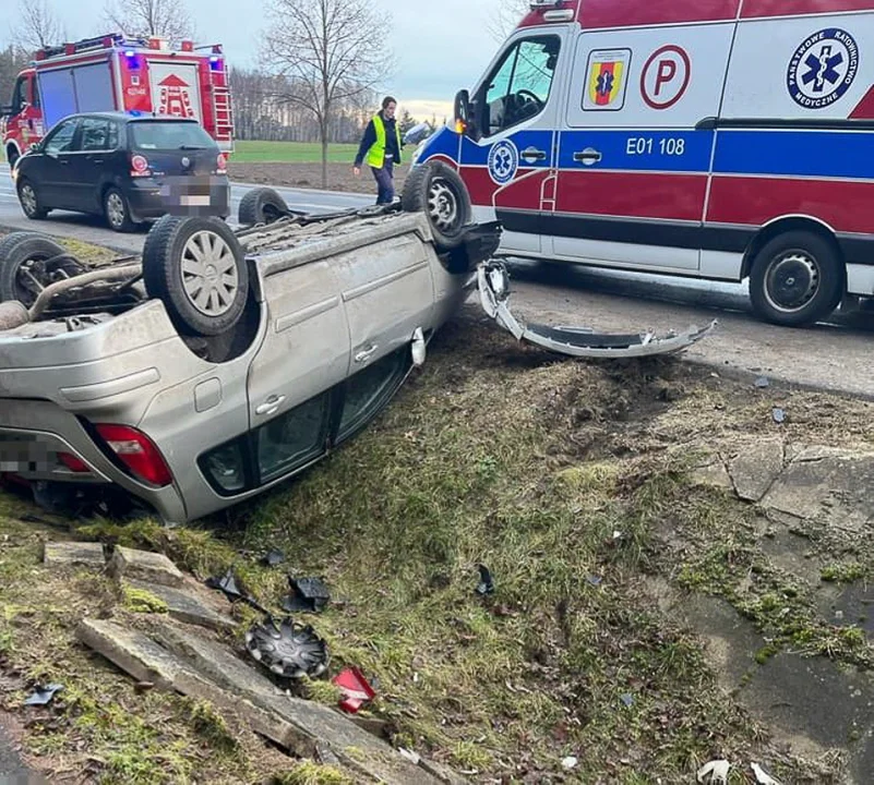 Stracił panowanie nad autem i dachował. Na miejscu pogotowie, straż i policja - Zdjęcie główne