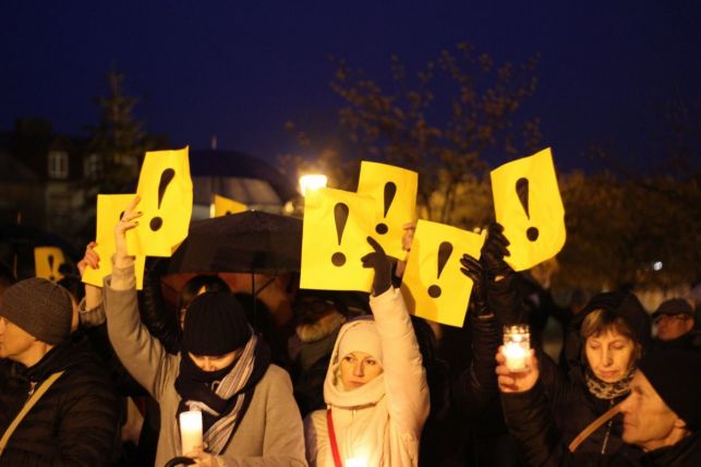 Protest na placu Narutowicza. Będą manifestować z wykrzyknikami w dłoniach - Zdjęcie główne