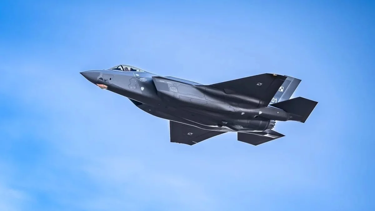 Przelot samolotów F-35 nad woj. łódzkim. Supermyśliwce z "obstawą" lecą do Łasku [VIDEO]