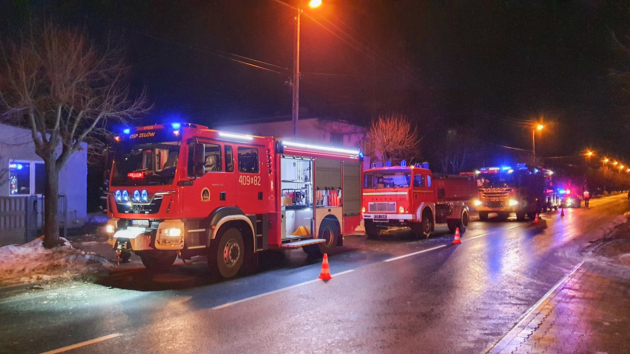 Pożar domu w Zelowie. Jeden ze strażaków trafił do szpitala [FOTO] - Zdjęcie główne