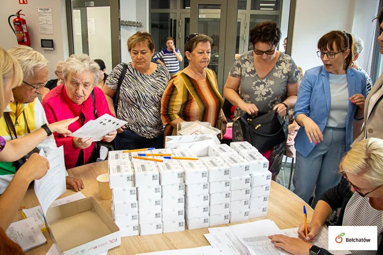 Urząd rozdaje bełchatowianom elektroniczne opaski. W jakim celu? [FOTO] - Zdjęcie główne