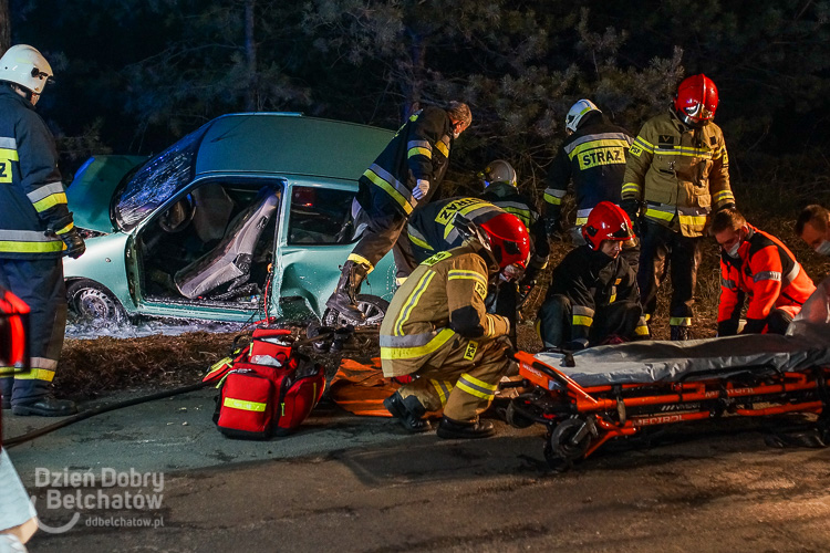 Fiat roztrzaskany na drzewie. Strażacy musieli rozcinać drzwi, aby ratować kierowcę [FOTO] - Zdjęcie główne