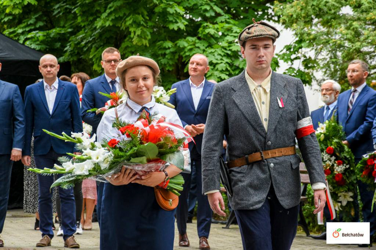 Bełchatowianie upamiętnili godzinę ''W''. Zawyły syreny i płonęły race [FOTO] - Zdjęcie główne