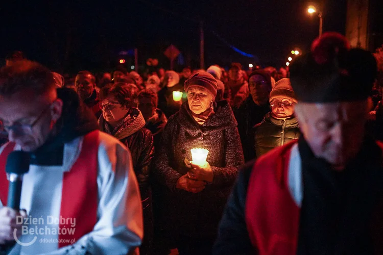 W blasku lampionów tłumy bełchatowian przeszły ulicami miasta [FOTO][VIDEO] - Zdjęcie główne