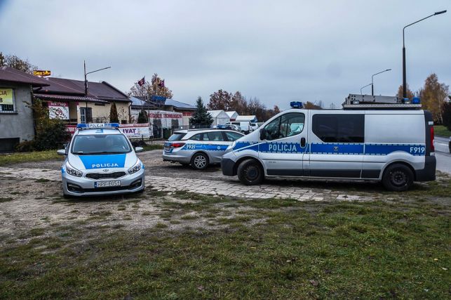 20 -latek uderzył z impetem w budynek, zostawił ranną pasażerkę i uciekł [FOTO] - Zdjęcie główne