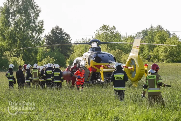 Przysypało mężczyznę we wkopie na budowie. Śmigłowiec LPR lądował na ulicy Stalowej [FOTO, VIDEO] - Zdjęcie główne