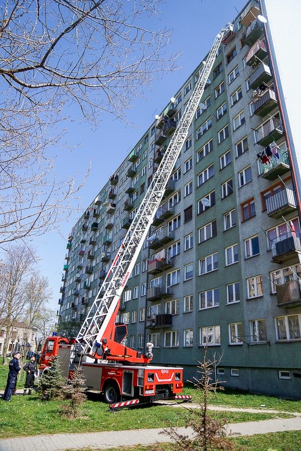 Akcja strażaków na POW. Ratownicy wjechali drabiną na 10. piętro [FOTO] - Zdjęcie główne