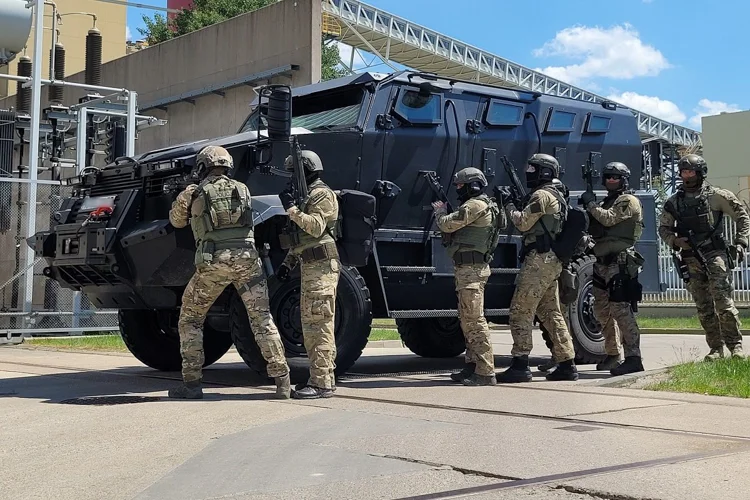 Uzbrojone służby działały na terenie Elektrowni Bełchatów. Co tam się działo? [FOTO] - Zdjęcie główne