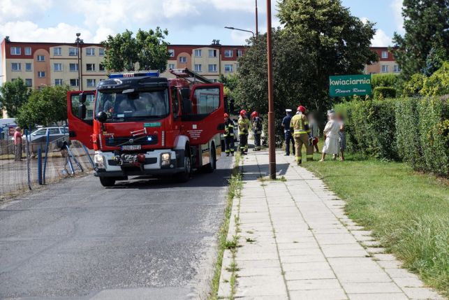 Kobieta staranowała ogrodzenie na Dolnośląskim. Volkswagen polo wylądował na boku [FOTO] - Zdjęcie główne