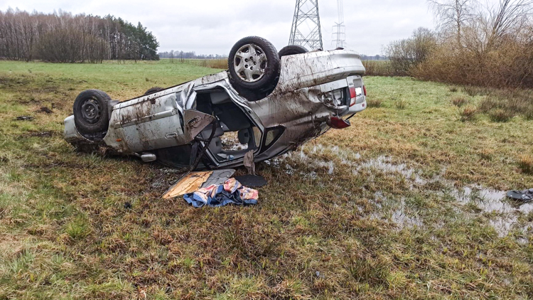 Groźny wypadek w Wadlewie. Mazda wpadła w poślizg i dachowała na łące [FOTO] - Zdjęcie główne