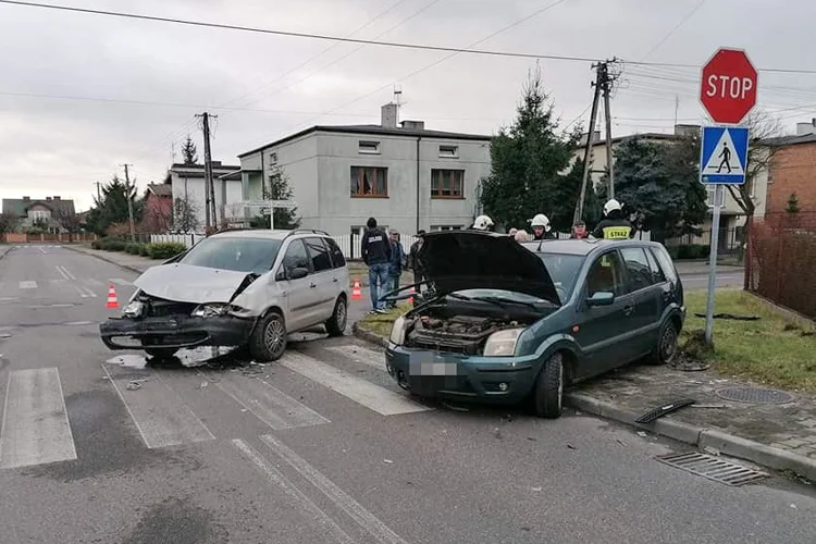 Roztrzaskane auta na skrzyżowaniu. Policja, straż i karetka na miejscu   - Zdjęcie główne