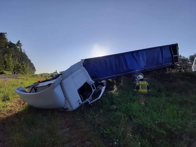 Mięso na drodze, roztrzaskane samochody w rowie. TIR staranował busa [FOTO] - Zdjęcie główne