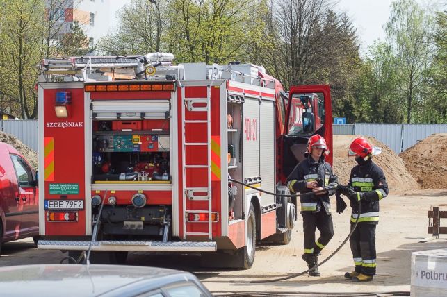 Płonąca koparka jechała ul. Czapliniecką. Z ogniem walczyli... kierowcy MZK Bełchatów [FOTO] - Zdjęcie główne