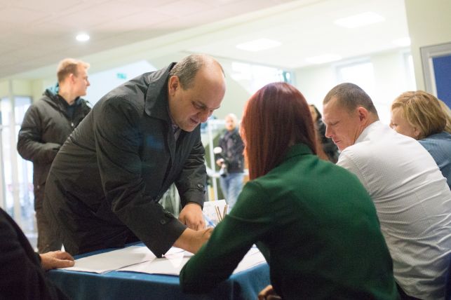 Wybory na prezydenta Bełchatowa. Kandydaci już zagłosowali, są pierwsze dane dotyczące frekwencji - Zdjęcie główne