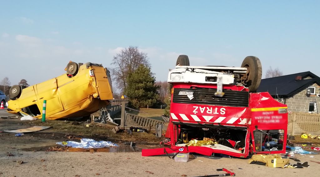 Wóz strażacki zderzył się z "dostawczakiem". Na miejsce wezwano śmigłowiec LPR - Zdjęcie główne