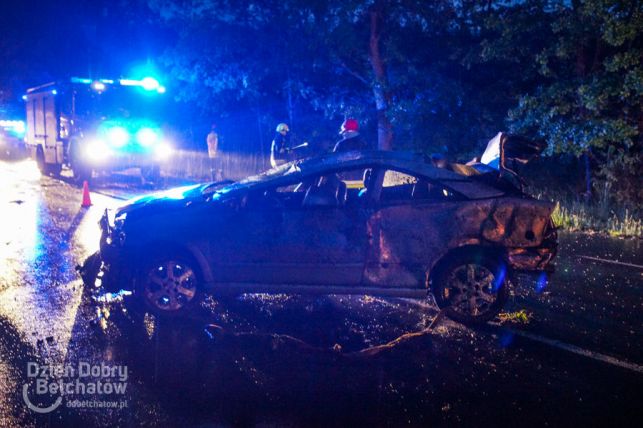 Wiemy już, co się stało w niedzielę na drodze pod Bełchatowem i w jakim stanie odnaleziono kierowcę [FOTO][VIDEO] - Zdjęcie główne