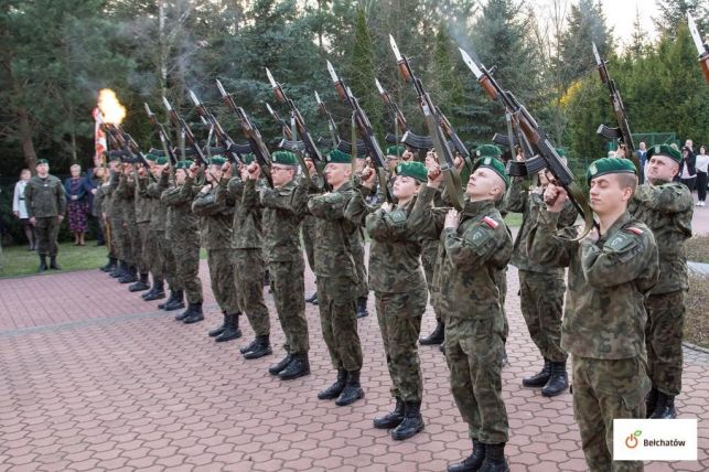 Bełchatowianie upamiętnili 79. rocznicę Zbrodni Katyńskiej [FOTO] - Zdjęcie główne