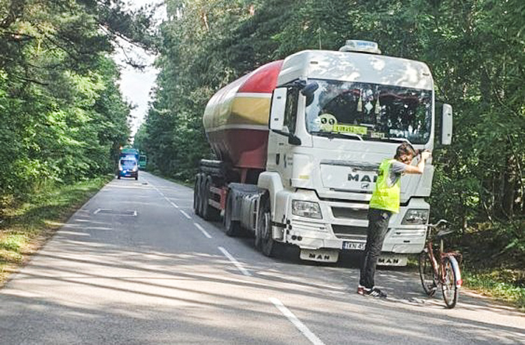 Rowerzysta zderzył się z rozpędzoną cysterną. Mężczyzna zmarł kilka godzin później - Zdjęcie główne