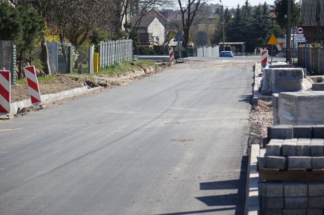 Remontują drogi na obrzeżach Bełchatowa. W tych miejscowościach kierowcy pojadą po równej jak stół jezdni - Zdjęcie główne