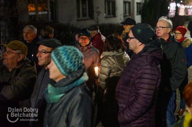 Blisko setka osób manifestowała przed sądem w Bełchatowie [FOTO/VIDEO] - Zdjęcie główne