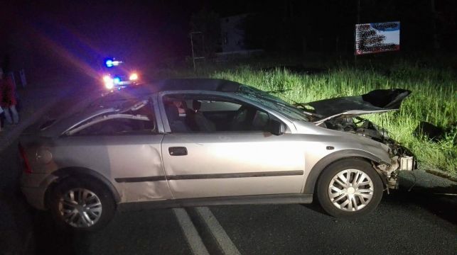 Zbyt szybka jazda skończyła się dachowaniem w rowie - Zdjęcie główne