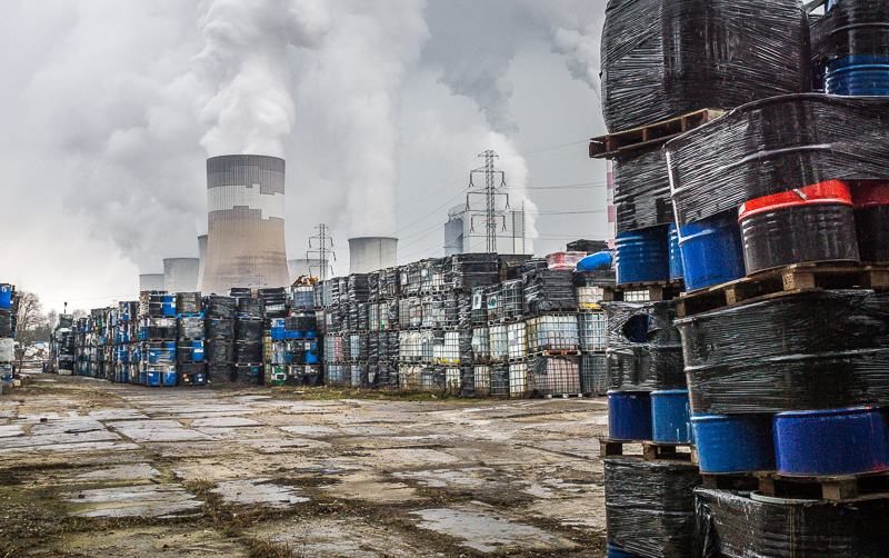 Składowisko toksycznych odpadów w Rogowcu. Tysiące beczek z chemikaliami obok elektrowni Bełchatów [FOTO, VIDEO] - Zdjęcie główne