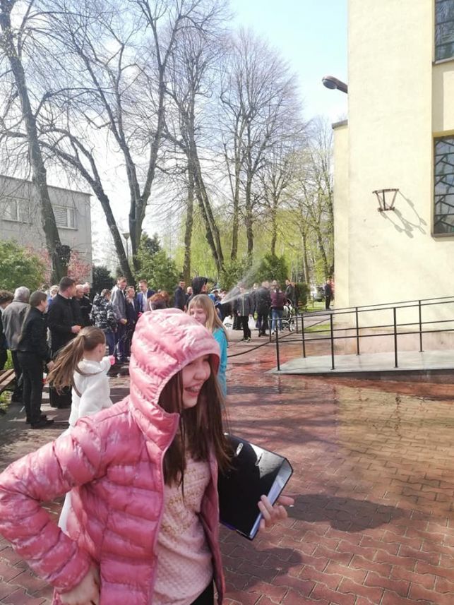 Wielkie lanie w Zelowie. Strażacy urządzili wiernym po mszy prawdziwy śmigus-dyngus [FOTO] - Zdjęcie główne