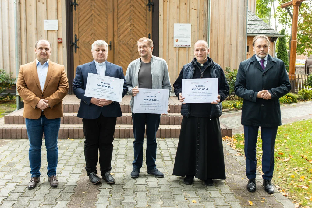 Poseł wręczył proboszczom czeki na prawie milion złotych. Na co przeznaczą pieniądze? - Zdjęcie główne