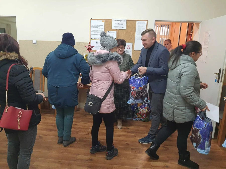 Ośrodek rozdał dzieciom paczki świąteczne. Piękny gest z zelowskiego przedszkola [FOTO] - Zdjęcie główne