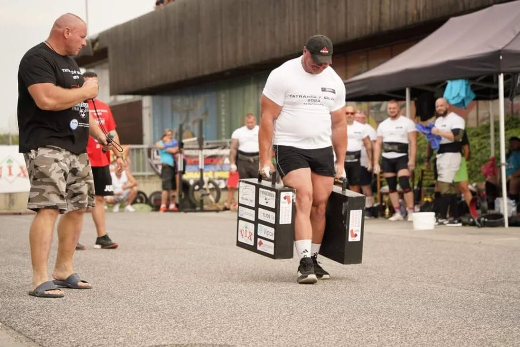 Strongman z Zelowa debiutował za granicą. Przeciągnął TIR-a i ustanowił dwa rekordy życiowe - Zdjęcie główne