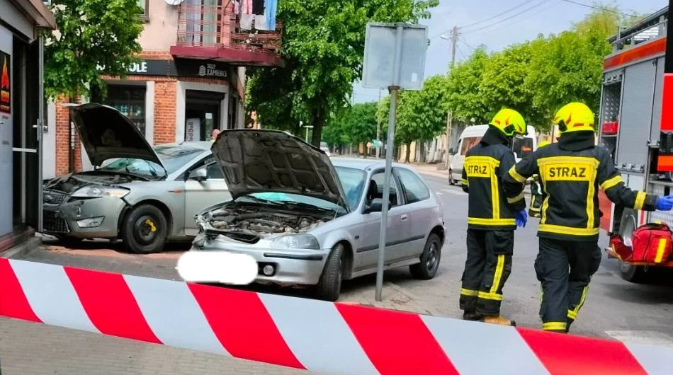 Roztrzaskane osobówki na skrzyżowaniu w Zelowie. Za kierownicą siedział nastolatek - Zdjęcie główne