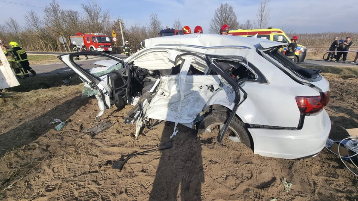 Groźny wypadek w gminie Zelów. Kobieta w ciężkim stanie. Lądował śmigłowiec LPR [FOTO] - Zdjęcie główne