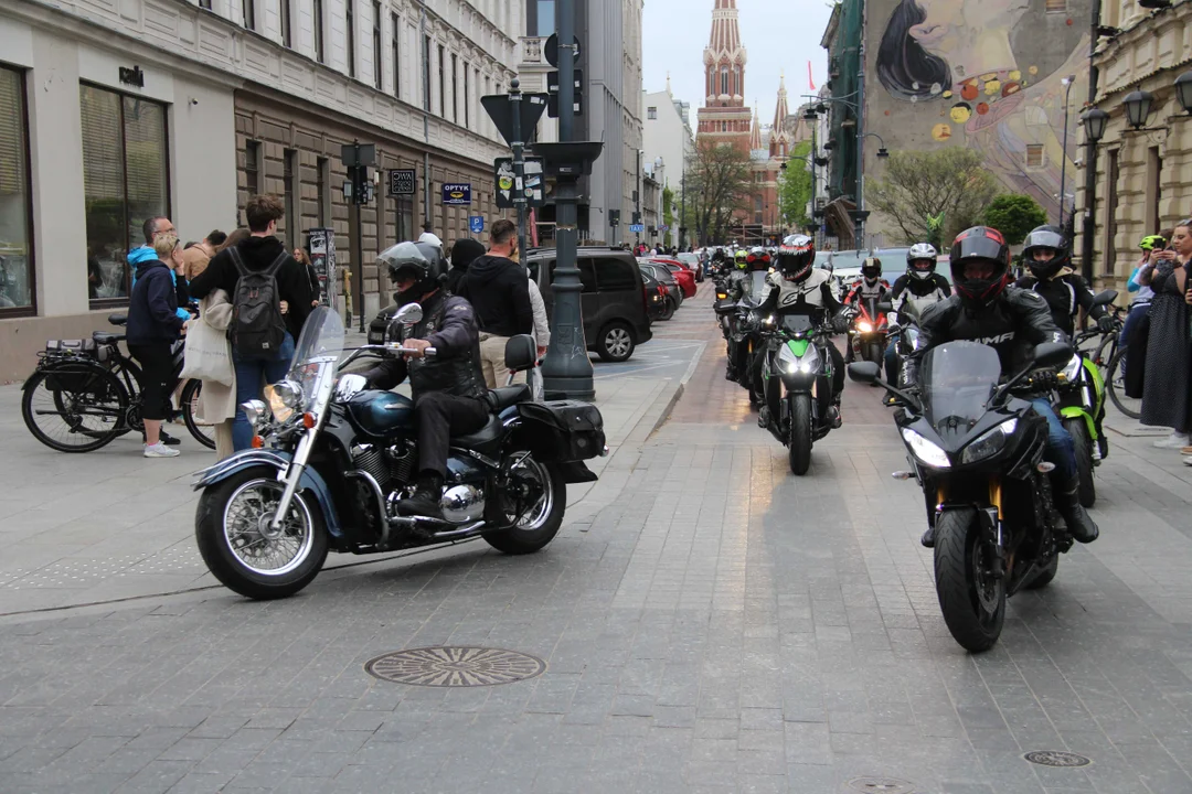 Wielka parada motocyklowa na ulicy Piotrkowskiej w Łodzi