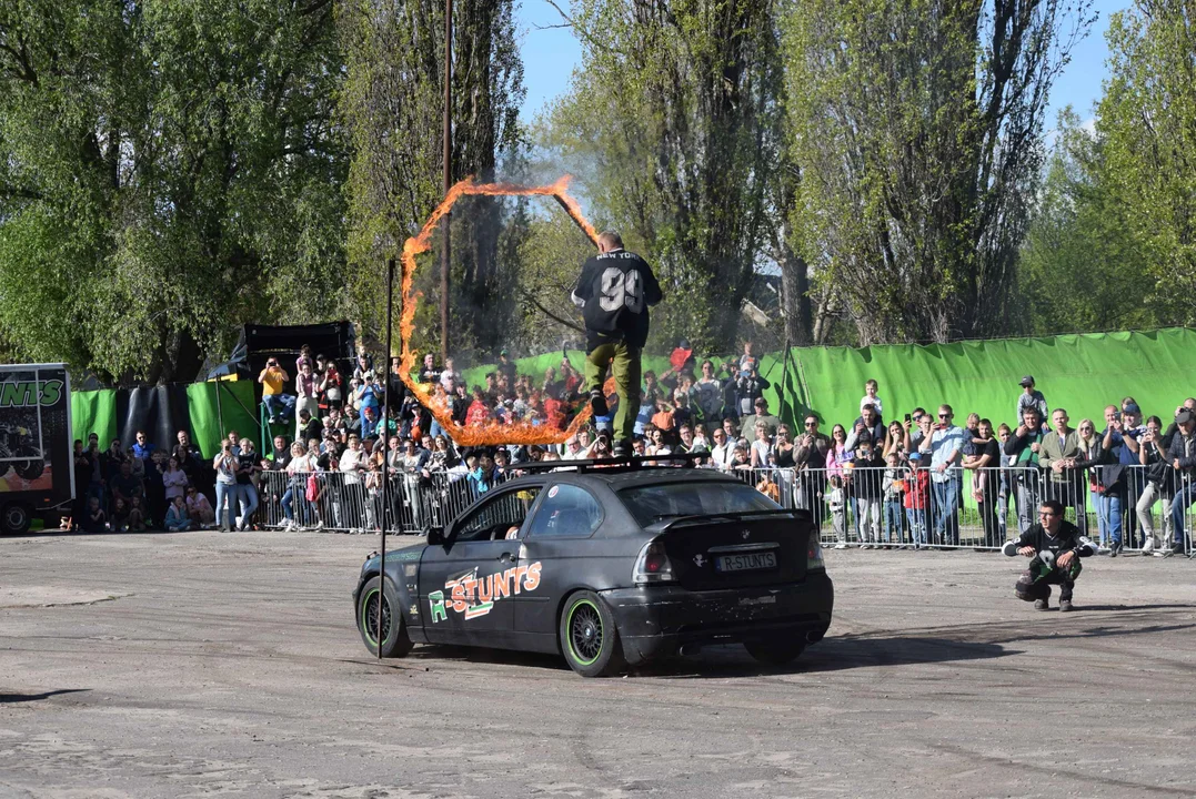 Giganty na czterech kołach zrobiły duże show! Widowiskowy pokaz monster trucków