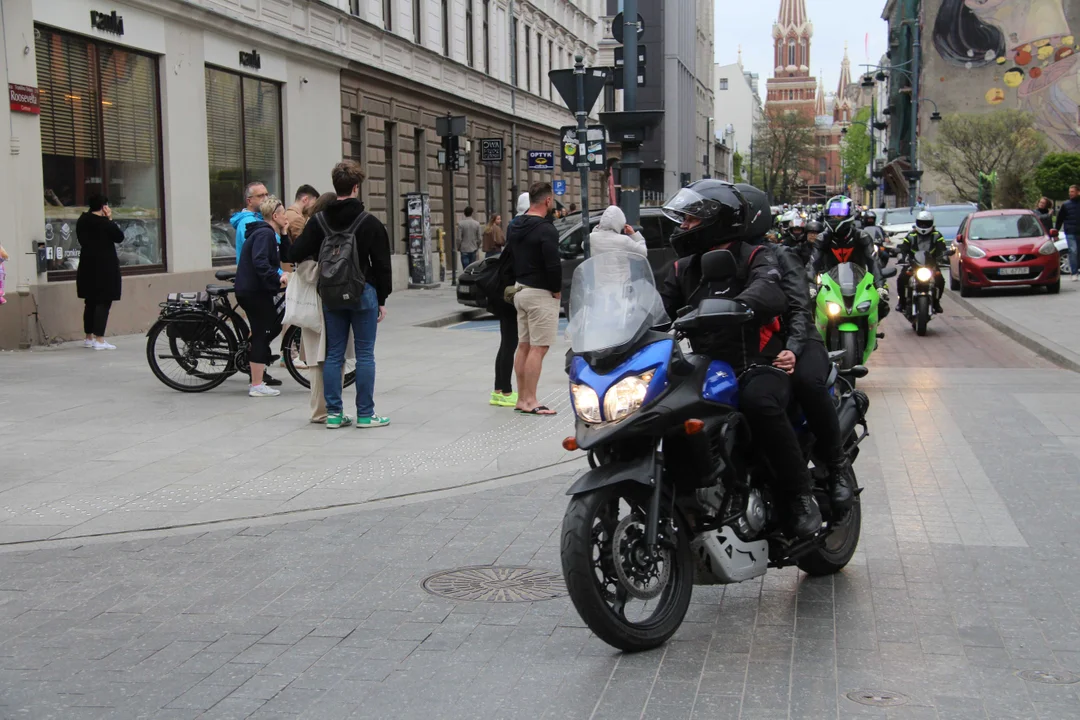 Wielka parada motocyklowa na ulicy Piotrkowskiej w Łodzi