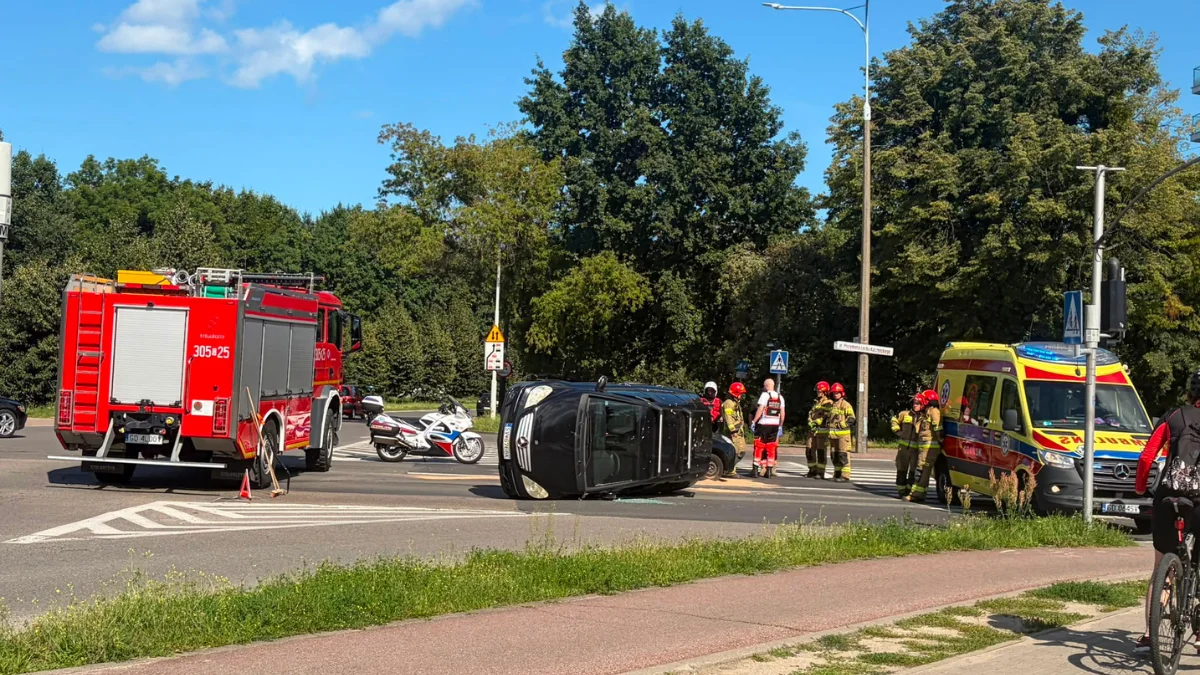 Samochód dachował na skrzyżowaniu ulic Lecha Kaczyńskiego i Obrońców Wybrzeża w Gdańsku.