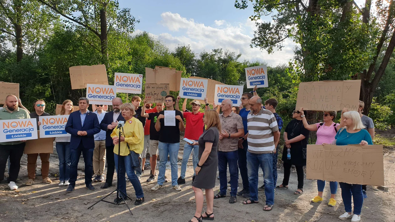 Młodzież przed składowiskiem odpadów chemicznych w Zgierzu