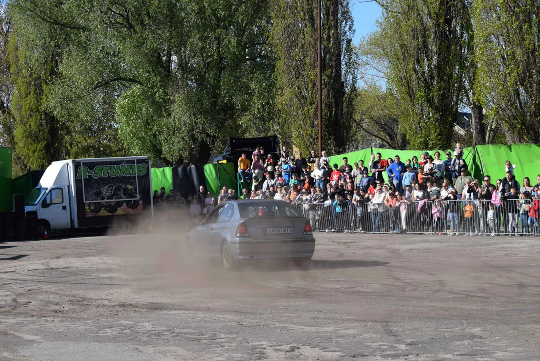 Giganty na czterech kołach zrobiły duże show! Widowiskowy pokaz monster trucków