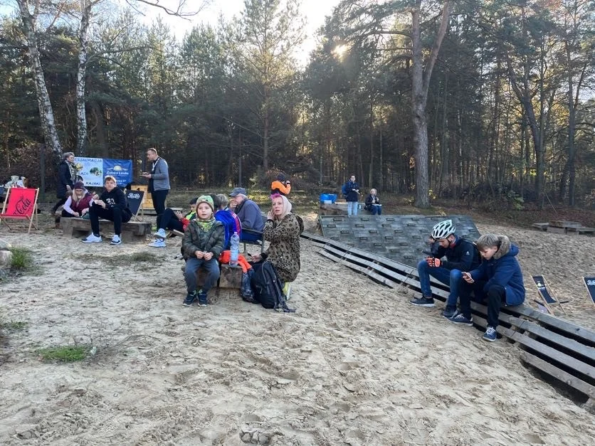 VIII edycja Spaceru i Biegu do Niepodległości w Grotnikach. Piękna pogoda zachęcała do aktywnego spędzania czasu!