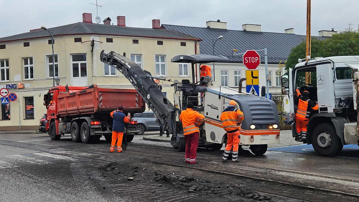 Drogowcy przed Urzędem Miasta w Zgierzu. Uwaga na utrudnienia [ZDJĘCIA] - Zdjęcie główne