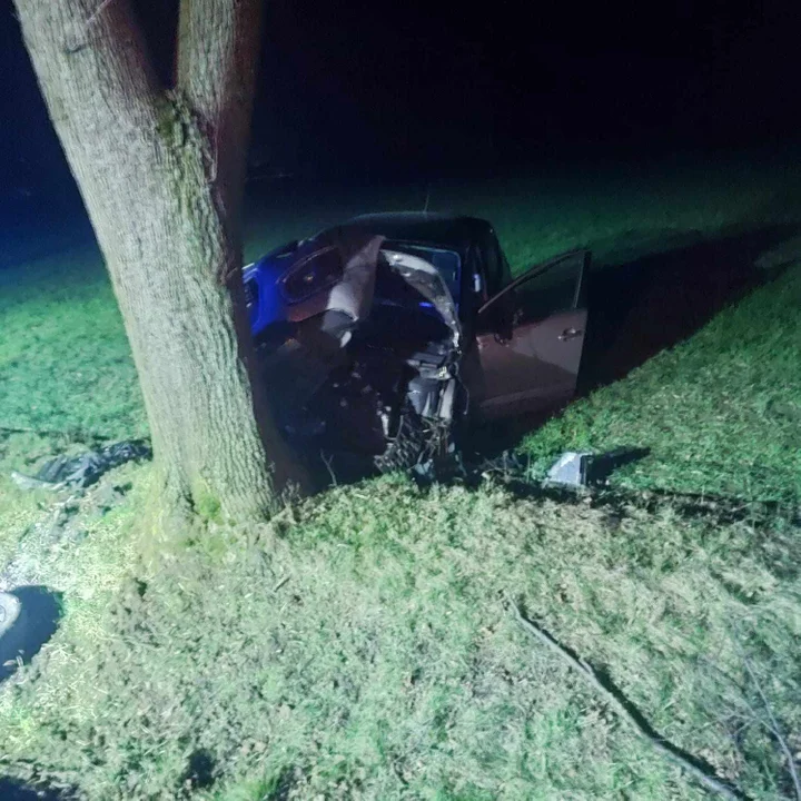 Czołowe zderzenie pod Płockiem. Ranna młoda kobieta - Zdjęcie główne