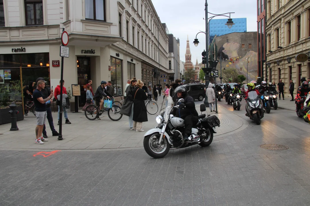 Wielka parada motocyklowa na ulicy Piotrkowskiej w Łodzi