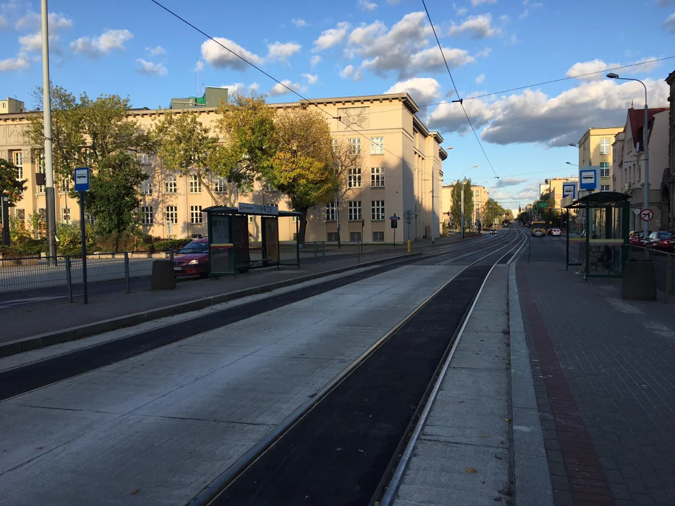 Koniec remontu pasa autobusowo-tramwajowego na pl. Dąbrowskiego w Łodzi