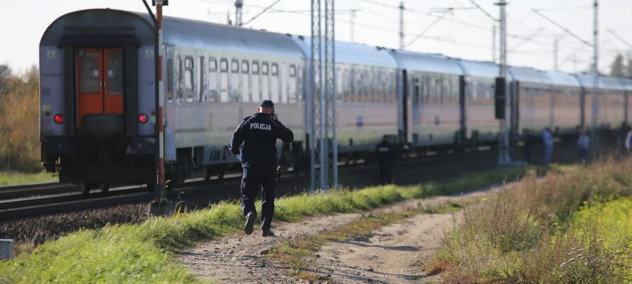 Pociąg śmiertelnie potrącił rowerzystę. Służby komentują i podają pierwsze ustalenia [ZDJĘCIA] - Zdjęcie główne