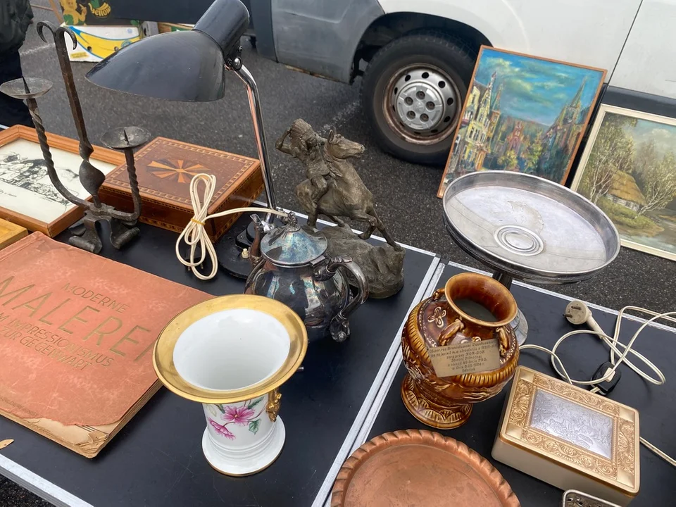 Pchli targ pełen niespodzianek co kryje się w bagażnikach