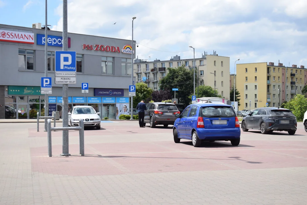 Płatny parking przy centrum handlowo-usługowym w Zgierzu