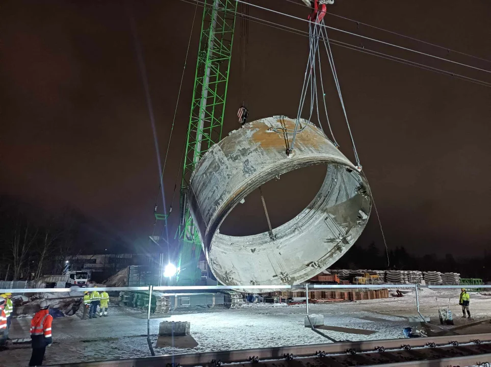 Przenoszenie TBM Faustyny nad torami