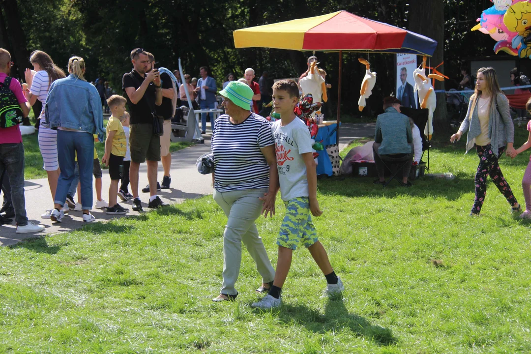 Piknik rodzinny w parku na Młynku w Łodzi